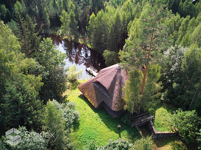 Pārdod 3-stāvu guļbaļķu savrupmāju ar 1.32 ha zemes gabalu un privātu ezeru gleznainajā Amatciemā. M Цесис и Цесисский край - изображение 9
