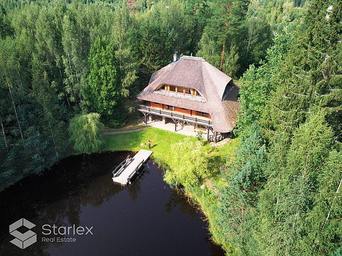 Pārdod 3-stāvu guļbaļķu savrupmāju ar 1.32 ha zemes gabalu un privātu ezeru gleznainajā Amatciemā. M Цесис и Цесисский край - изображение 7
