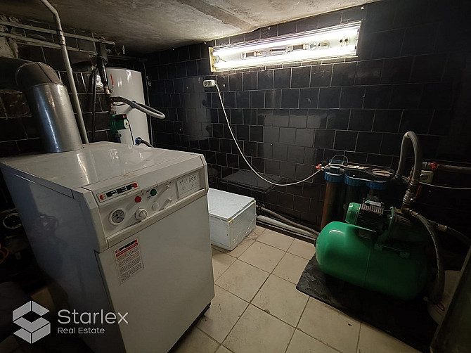 Pārdošanā nonācis fantastisks īpašums- pamatīgi būvēta liela ķieģeļu privātmāja Rīgas rajons - foto 1