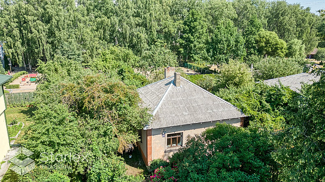 Dārzciemā uz Sesku ielas pārdošanā ir zemes gabals ar vienstāvu māju un palīgceltni. Mājas Rīga - foto 13