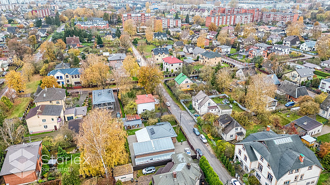 Pārdošanā lielisks divu māju īpašums, kas atrodas uz klusas privātmāju ieskautas ielas Rīga - foto 2