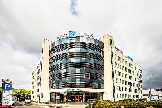 Nomai tiek piedāvāts gaišs birojs mūsdienīgajā B+ klases biroju ēkā Rīgā, Ulbrokas ielā 23, Purvciem Рига