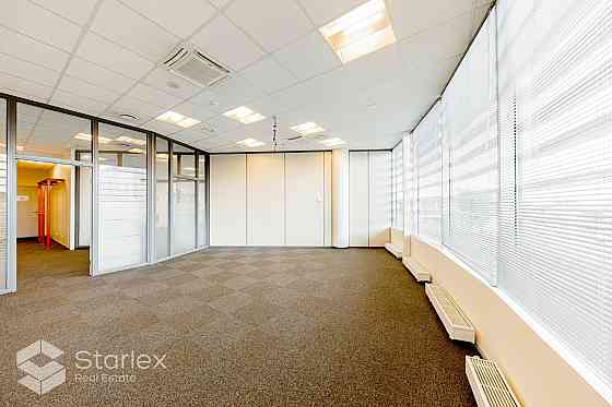 Nomai tiek piedāvāts gaišs birojs mūsdienīgajā B+ klases biroju ēkā Rīgā, Ulbrokas ielā 23, Purvciem Рига