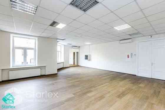 Iznomā mansarda biroju Rīgas centrā, Krišjāņa Barona ielā 5.
Fasādes ēka, 4. stāvs (ir lifts), ieeja Рига