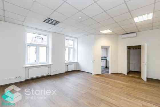 Iznomā mansarda biroju Rīgas centrā, Krišjāņa Barona ielā 5.
Fasādes ēka, 4. stāvs (ir lifts), ieeja Рига