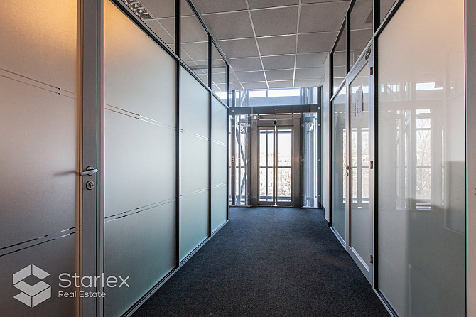 Moderna biroju ēka. Biroju ēka atbilst augstas klases biroju prasībām- ventilācijas un Rīga - foto 17
