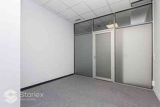 Современное офисное здание. Офисное здание отвечает требованиям высококлассных Рига