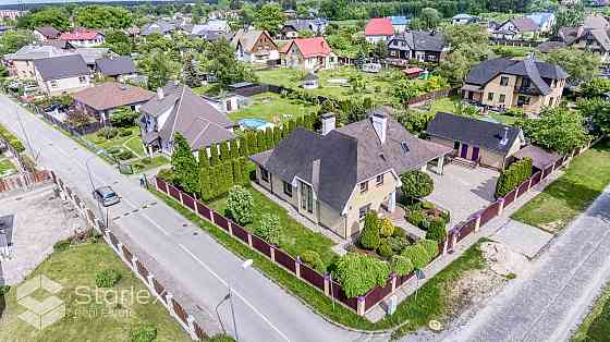 Красивый семейный дом в спальном районе Дрейлини. 
Качественная и современная Rīga