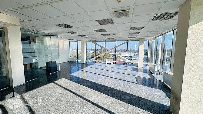 Biroja telpas ar panorāmas skatu uz Rīgu. Augstais stāvs.Augstas klases biroju ēka. Ēkā ir Rīga - foto 2