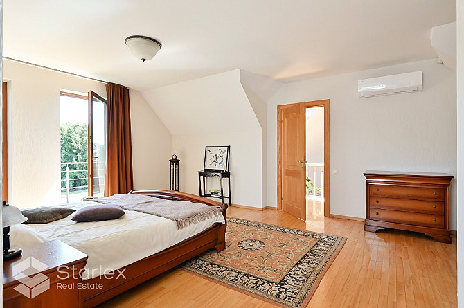 Plaša un iespaidīga privātmāja Bieriņos. Lielisks divstāvu nams un skaisti iekārtots dārzs. Rīga - foto 11