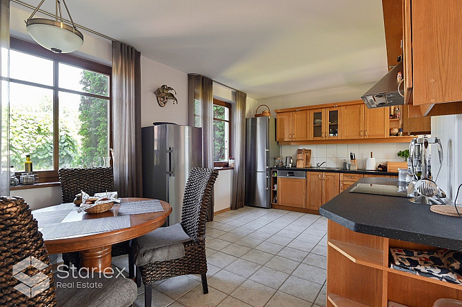 Plaša un iespaidīga privātmāja Bieriņos. Lielisks divstāvu nams un skaisti iekārtots dārzs. Rīga - foto 14