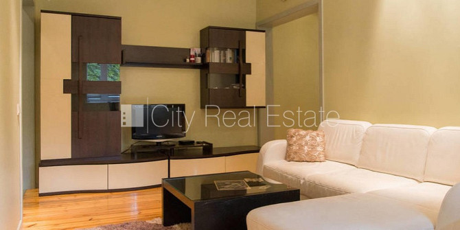 Фасадный дом, кирпичные стены, вход с улицы, лифт, лестничная клетка после Рига - изображение 2