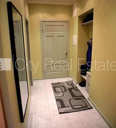 Фасадный дом, кирпичные стены, вход с улицы, лифт, лестничная клетка после Рига - изображение 12