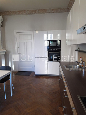 Фасадный дом, реновированный дом, вход с улицы, лестничная клетка после Рига - изображение 7