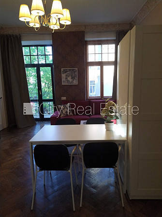 Фасадный дом, реновированный дом, вход с улицы, лестничная клетка после Рига - изображение 2