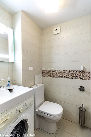 Фасадный дом, вход с улицы, лифт, лестничная клетка после капитального ремонта, Рига - изображение 20