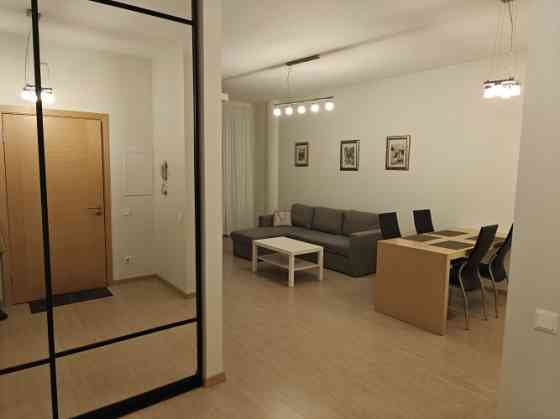 Izīrē 2 istabu dzīvokli projektā Centra Nams  Dzīvoklis atrodas prestižā un klusā vietā pašā Rīgas c Rīga