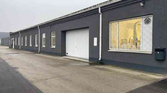 Apkurināmas noliktavu telpas ar augstiem griestiem.  + ērta piekļuve; + paceļamie vārti (3x3m); + te Рига