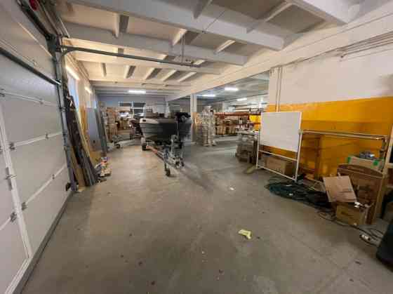 Apkurināmas noliktavu telpas ar augstiem griestiem.  + ērta piekļuve; + paceļamie vārti (3x3m); + te Рига