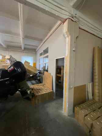 Apkurināmas noliktavu telpas ar augstiem griestiem.  + ērta piekļuve; + paceļamie vārti (3x3m); + te Рига