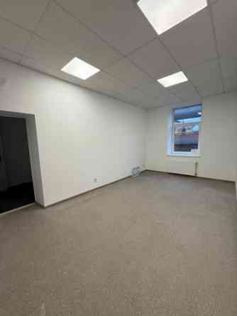 Birojs industriālā rajonā Starta ielā.  Birojs sastāv no divām telpām, noliktavas un sava sanmezgala Рига