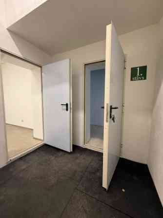 Birojs industriālā rajonā Starta ielā.  Birojs sastāv no divām telpām, noliktavas un sava sanmezgala Рига