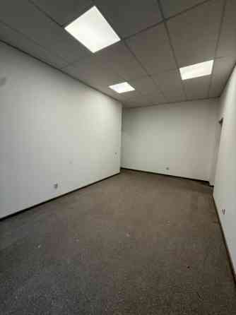 Birojs industriālā rajonā Starta ielā.  Birojs sastāv no divām telpām, noliktavas un sava sanmezgala Рига