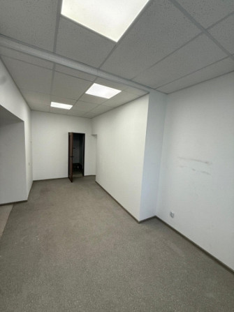 Birojs industriālā rajonā Starta ielā.  Birojs sastāv no divām telpām, noliktavas un sava sanmezgala Рига - изображение 5