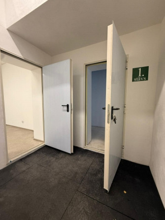 Birojs industriālā rajonā Starta ielā.  Birojs sastāv no divām telpām, noliktavas un sava sanmezgala Рига - изображение 2