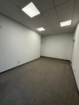 Birojs industriālā rajonā Starta ielā.  Birojs sastāv no divām telpām, noliktavas un sava sanmezgala Рига - изображение 4