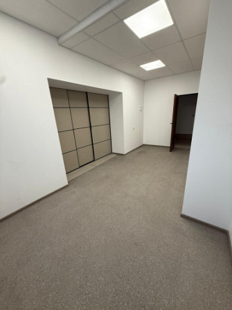 Birojs industriālā rajonā Starta ielā.  Birojs sastāv no divām telpām, noliktavas un sava sanmezgala Рига - изображение 7