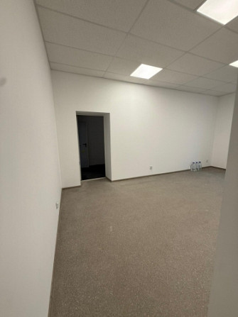 Birojs industriālā rajonā Starta ielā.  Birojs sastāv no divām telpām, noliktavas un sava sanmezgala Рига - изображение 9