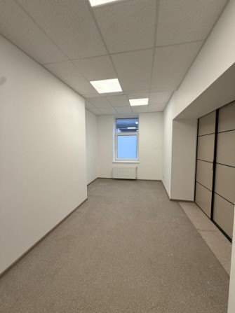 Birojs industriālā rajonā Starta ielā.  Birojs sastāv no divām telpām, noliktavas un sava sanmezgala Рига - изображение 6