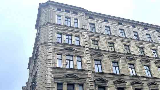 Pārdošanā dzīvoklis ar panorāmas skatu no ēkas augšējā stāva, nodrošinot saikni ar pilsētas... Рига