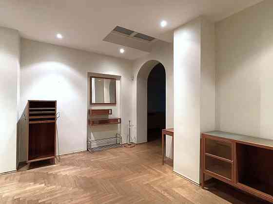 Pārdošanā dzīvoklis ar panorāmas skatu no ēkas augšējā stāva, nodrošinot saikni ar pilsētas... Рига