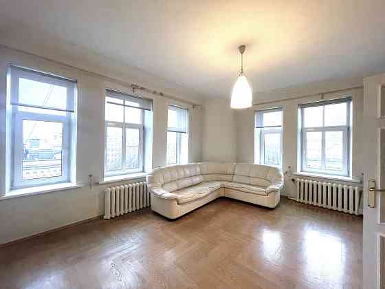 Pārdošanā dzīvoklis ar panorāmas skatu no ēkas augšējā stāva, nodrošinot saikni ar pilsētas... Рига