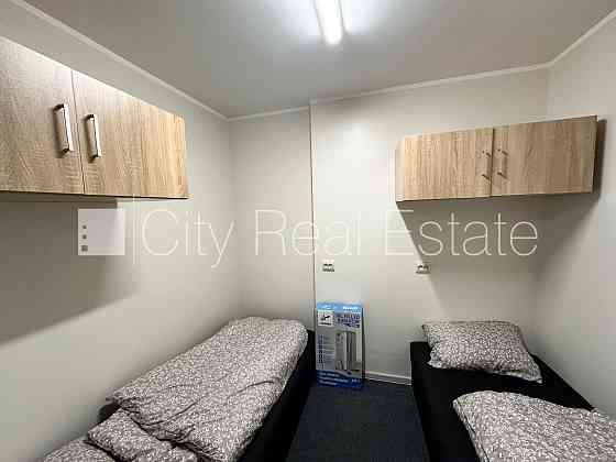 Фасадный дом, благоустроенный озеленённый двор, закрытый двор, места для Рига