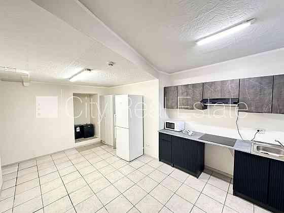 Фасадный дом, благоустроенный озеленённый двор, закрытый двор, места для Рига