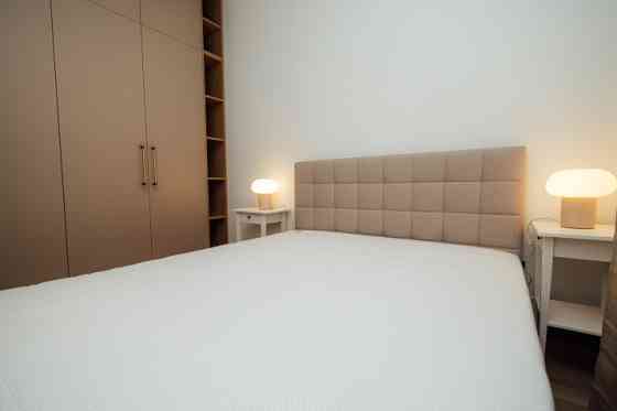 Stilīgs un moderns dzīvoklis Rīgas centrā.  Piedāvājumā ir elegants, dzīvoklis ar unikālu dizainu, k Рига