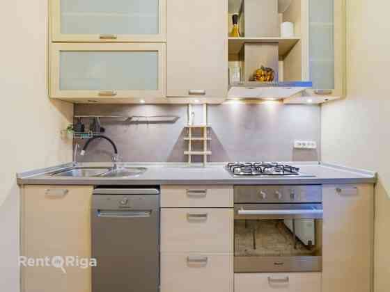 Pārdod 2 istabu dzīvokli Zolitūdē.  Ieejot dzīvoklī, paveras plaša ieejas halle, no kuras pieejama v Rīga