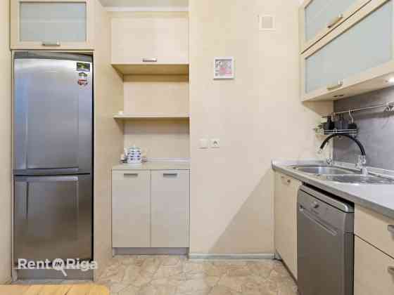 Pārdod 2 istabu dzīvokli Zolitūdē.  Ieejot dzīvoklī, paveras plaša ieejas halle, no kuras pieejama v Rīga