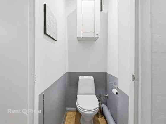 Pārdod 2 istabu dzīvokli Zolitūdē.  Ieejot dzīvoklī, paveras plaša ieejas halle, no kuras pieejama v Rīga