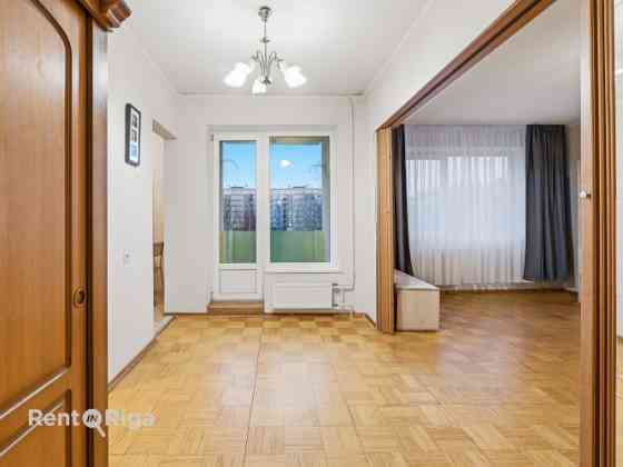 Pārdod 2 istabu dzīvokli Zolitūdē.  Ieejot dzīvoklī, paveras plaša ieejas halle, no kuras pieejama v Rīga