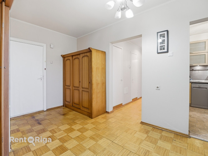 Pārdod 2 istabu dzīvokli Zolitūdē.  Ieejot dzīvoklī, paveras plaša ieejas halle, no kuras pieejama v Рига - изображение 9