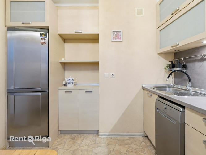 Pārdod 2 istabu dzīvokli Zolitūdē.  Ieejot dzīvoklī, paveras plaša ieejas halle, no kuras pieejama v Рига - изображение 3