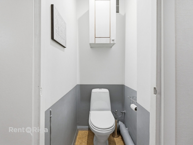 Pārdod 2 istabu dzīvokli Zolitūdē.  Ieejot dzīvoklī, paveras plaša ieejas halle, no kuras pieejama v Рига - изображение 4