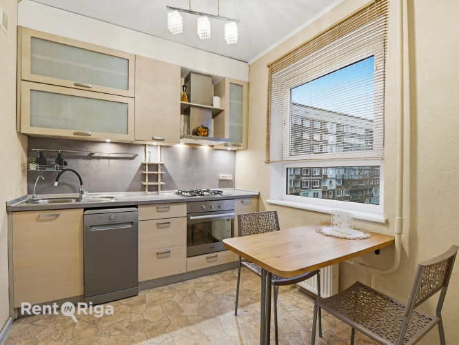 Pārdod 2 istabu dzīvokli Zolitūdē.  Ieejot dzīvoklī, paveras plaša ieejas halle, no kuras pieejama v Рига - изображение 1