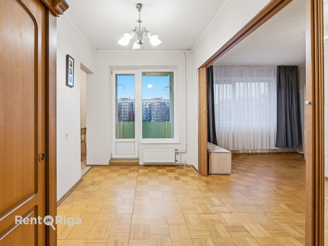 Pārdod 2 istabu dzīvokli Zolitūdē.  Ieejot dzīvoklī, paveras plaša ieejas halle, no kuras pieejama v Рига - изображение 5
