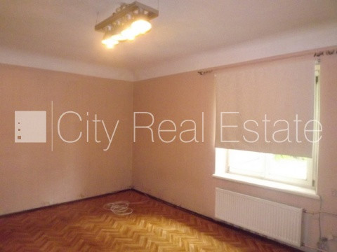 Fasādes māja, labiekārtots apzaļumots pagalms, slēgts pagalms, iežogota teritorija ar koka Rīga - foto 16