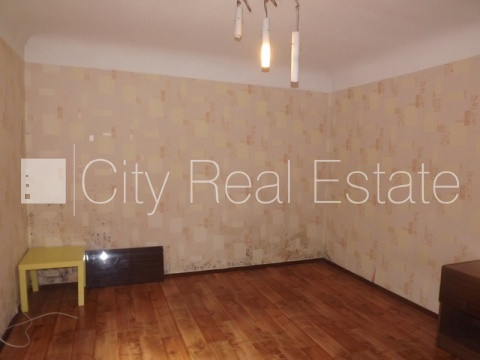 Fasādes māja, labiekārtots apzaļumots pagalms, slēgts pagalms, iežogota teritorija ar koka Rīga - foto 20